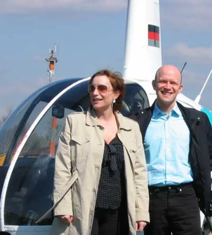 Coach Mathias Maul mit einer Klientin vor dem ultimativen Test: Dem Flug im Helicopter.