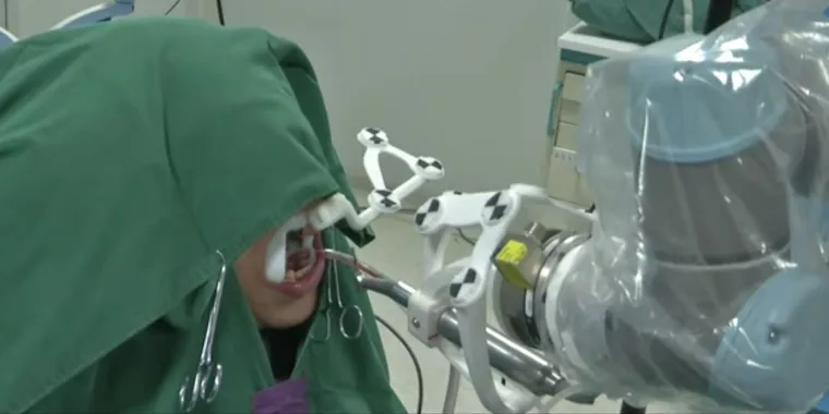 Bild: April-Scherz: Kosteneinsparung: Krankenkassen wollen Roboter als Zahnärzte