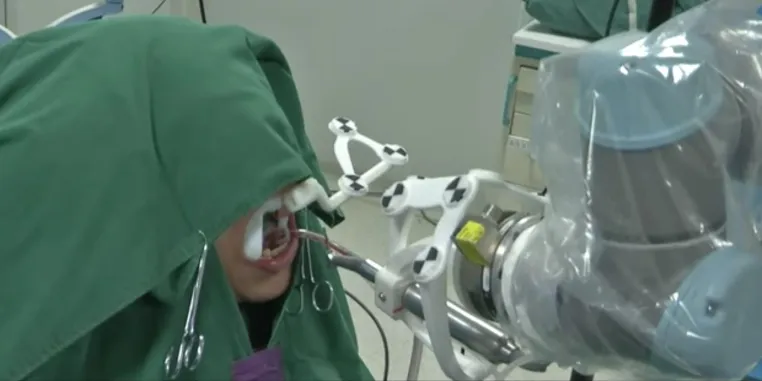 Bild: April-Scherz: Kosteneinsparung: Krankenkassen wollen Roboter als Zahnärzte