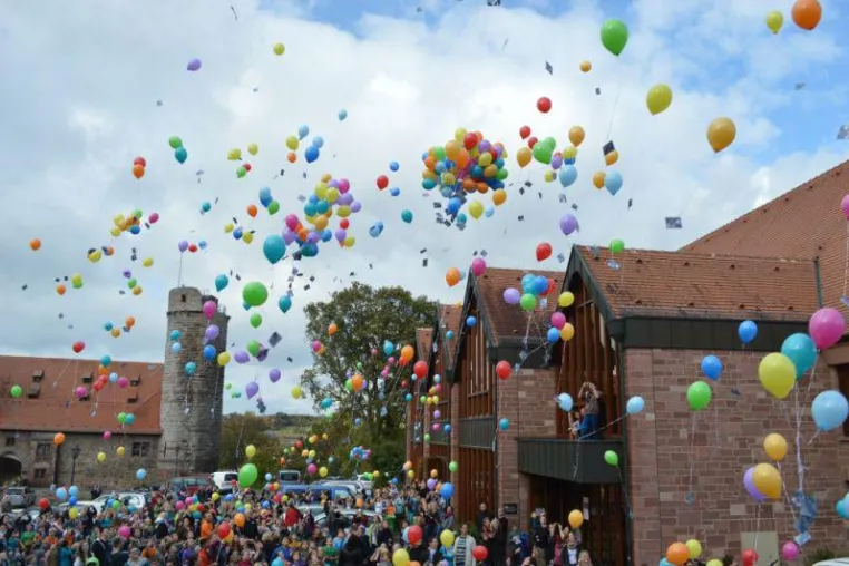 Luftballon steigen lassen, Gutes tun und Konzert mit Johnny Strange gewinnen Bild: Luftballon steigen lassen, Gutes tun und Konzert mit Johnny Strange gewinnen