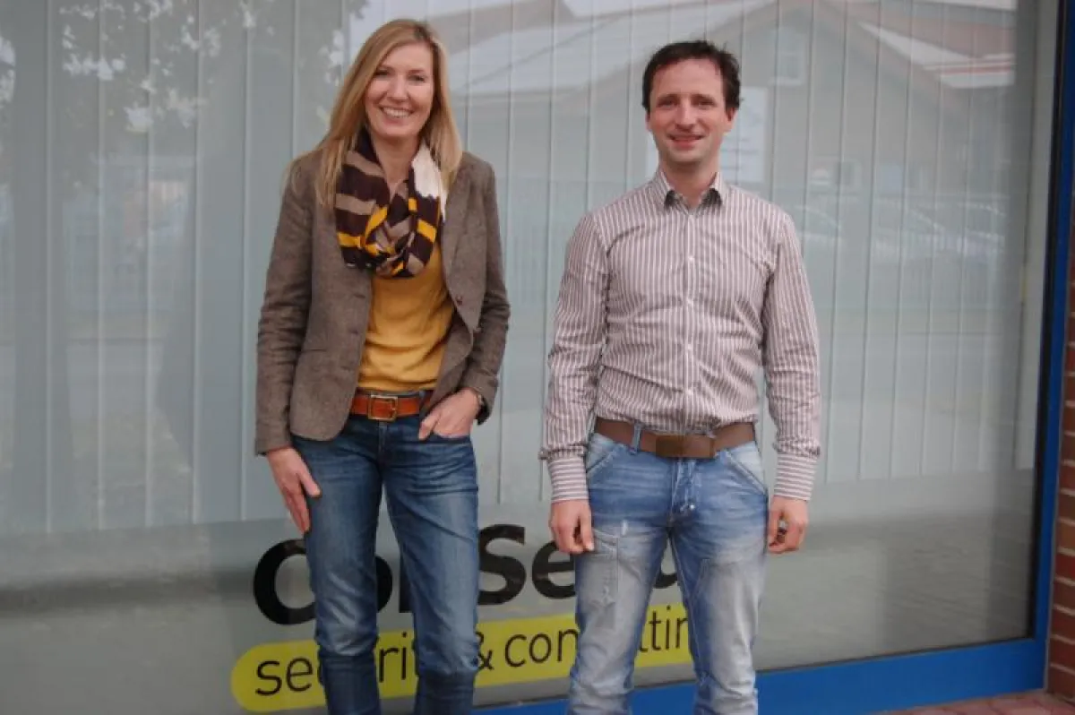Nutzen das alternative Arbeitsplatzmodell der ConSecur GmbH: Heike Ahlers und Jens Wübker