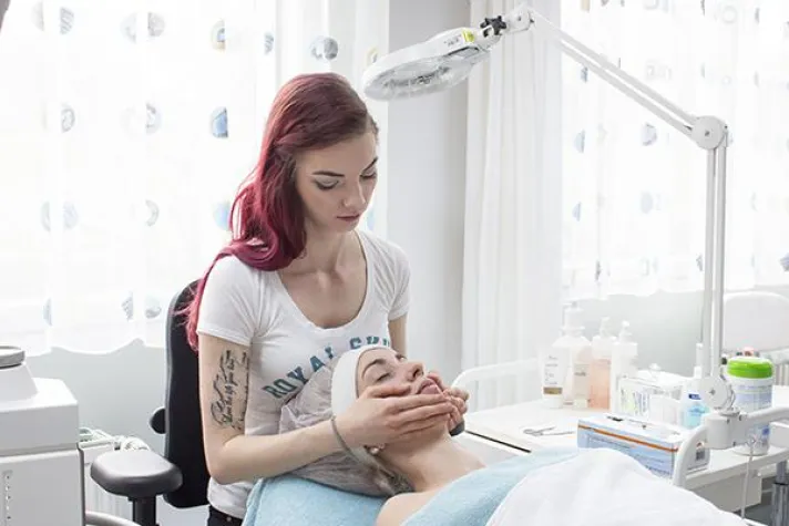 Bild: Nach dem Unfall der Neustart als Kosmetikerin