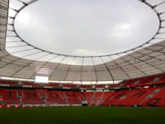 Bild: Bayer 04 Leverkusen geht in die Verlängerung. IOS-Technik unterzeichnet neuen Vertrag als Sponsoringpartner.