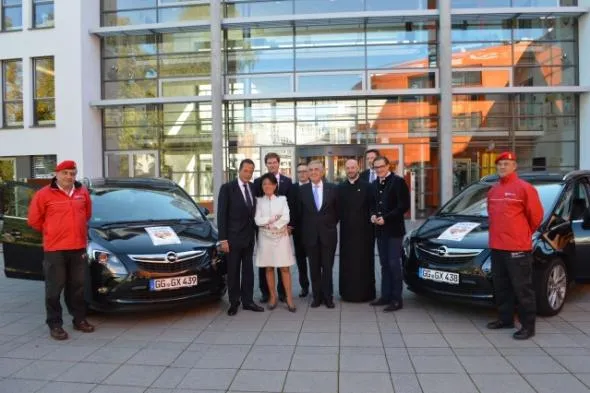 Bild: Opel stellt der Regine Sixt Kinderhilfe Stiftung 'Tränchen Trocknen' Fahrzeuge für Kinderhilfsprojekte bereit
