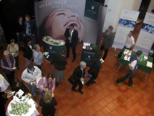 Bild: Ulmer Zahnarzt Dr. Weiss informiert im Annahof in Augsburg über Zahnbehandlung unter Narkose