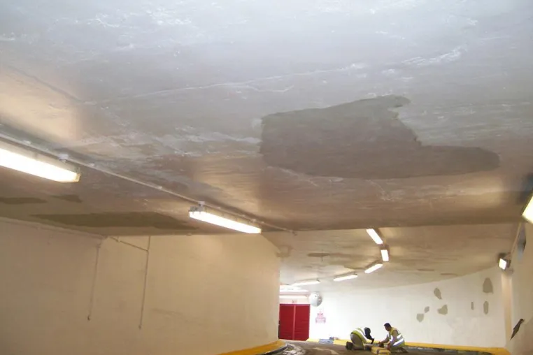 Bild: Betonreparaturen an Vertikal- und Überkopfflächen: Leichtgewichtige Polymertechnologie