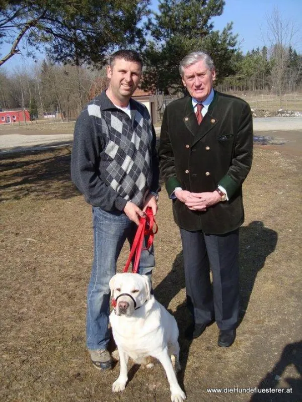 Hannes Androsch und Seppi Niederl mit dem Labradorrüden