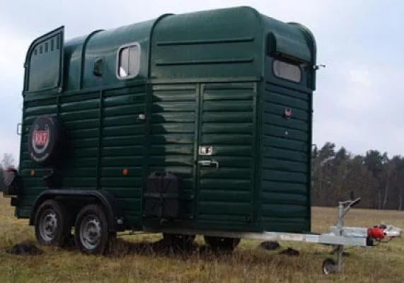 Bild: Pferdeanhängertest auf mit-Pferden-reisen.de Rice Europa: Pferdeanhänger im britischen Country-Look