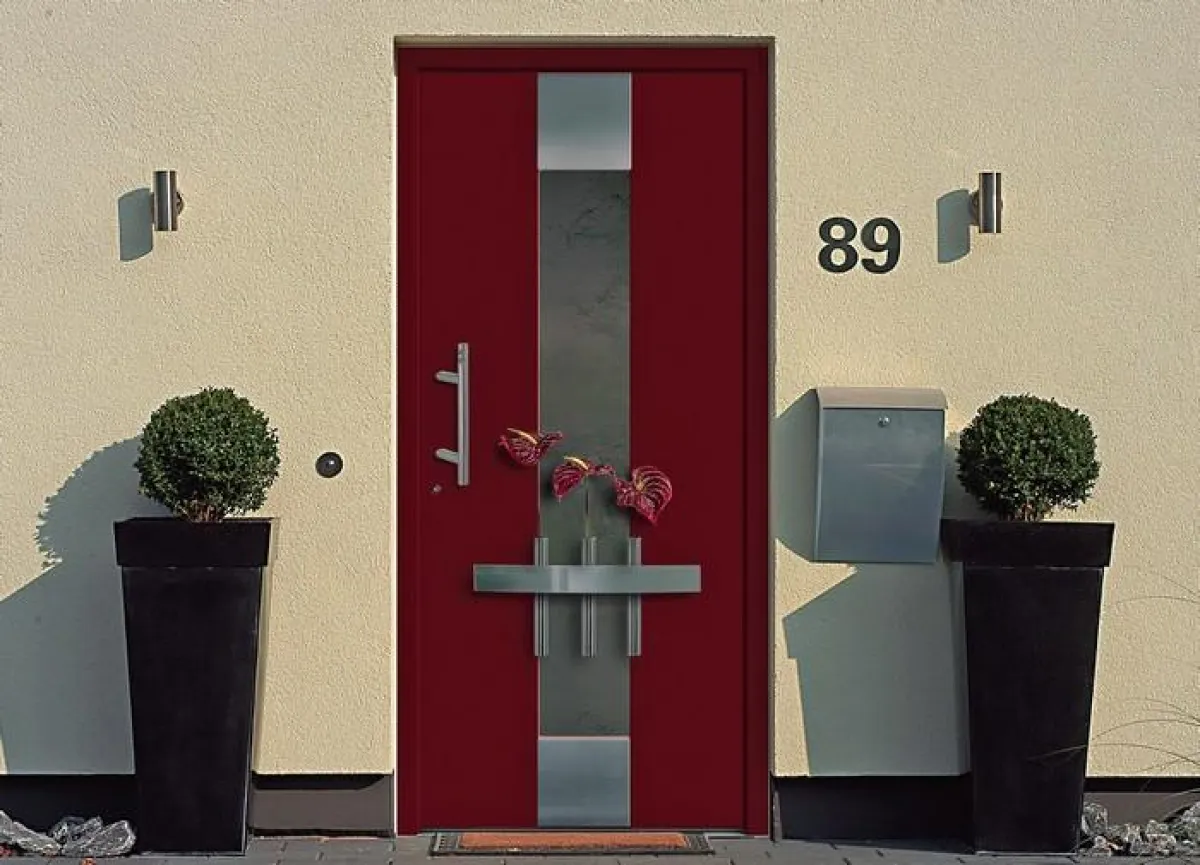 Durch das schlichte Design der Blumenvasen kommen die Blüten besonders gut zur Geltung. (Foto: Rodenberg Fenster + Türen-Technik AG)