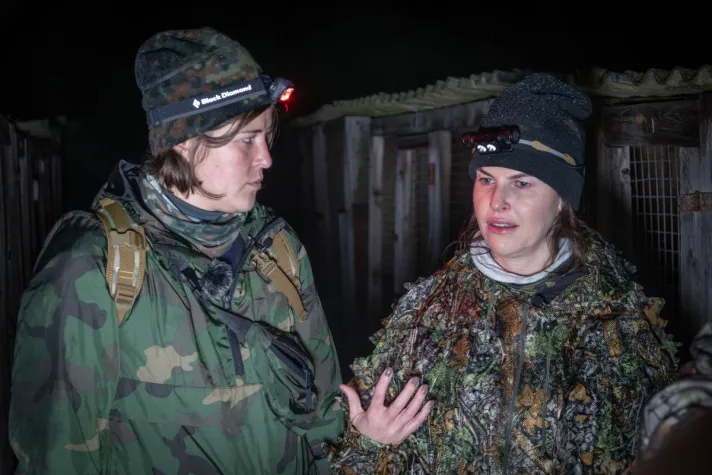 Bild: Podcasterin und Comedienne Ines Anioli rettet zusammen mit ANINOVA Tiere aus polnischer Pelzfarm