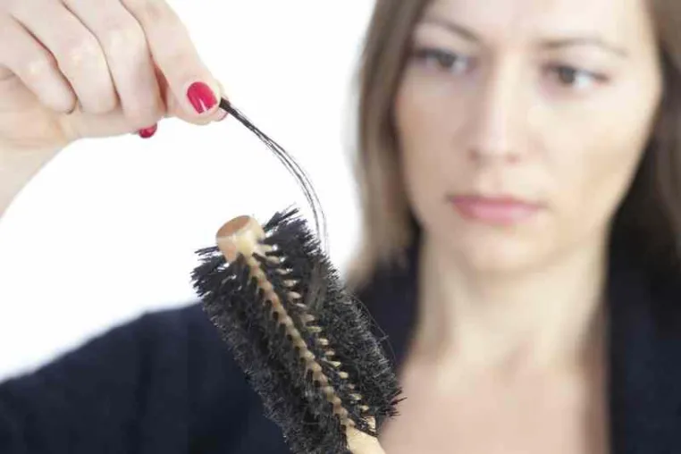 Normaler oder behandlungsbedürftiger Haarausfall Bild: Normaler oder behandlungsbedürftiger Haarausfall