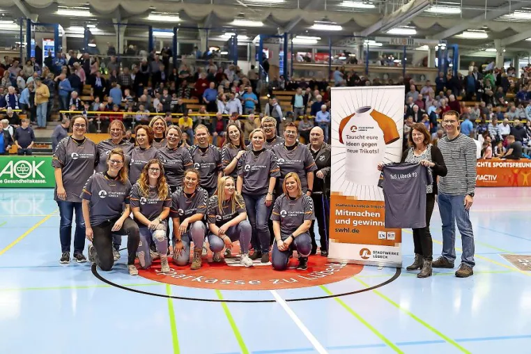 Neue Trikotsätze für Handballerinnen des TuS Lübeck Bild: Neue Trikotsätze für Handballerinnen des TuS Lübeck