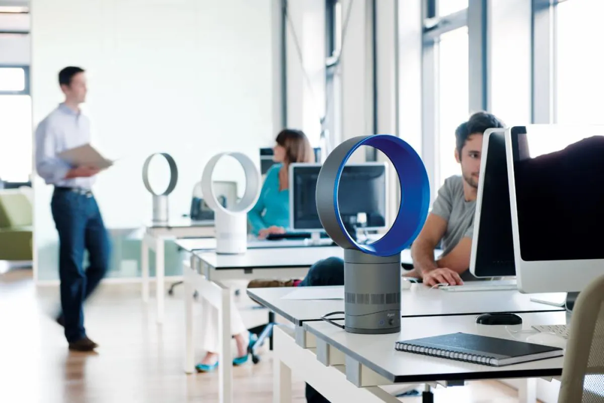 An heißen Tagen sorgt der Air Multiplier AM06 Tischventilator von Dyson für Abkühlung.