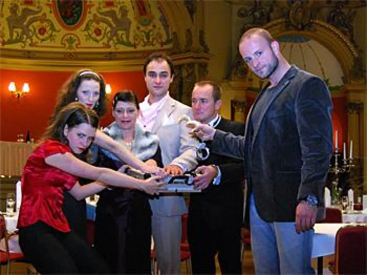 Das Ensmble der Krimi total Dinner Show im Ballsaal im Königshof Dresden