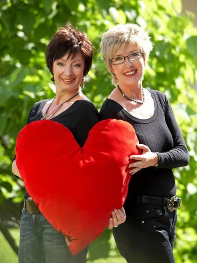 Anja Steinhörster links vom NDR und Partnervermittlerin Maria Klein helfen der Liebe auf die Sprünge.