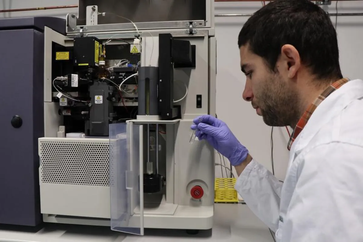 Erstautor Mato Lagator analysiert den Phänotyp von mutierten E. Coli Bakterien. (IST Austria)