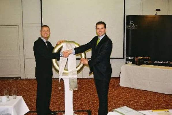 SemiGator AG ehrt den Experten für Neukundengewinnug Dirk Kreuter als erfolgreichsten Trainer Bild: SemiGator AG ehrt den Experten für Neukundengewinnug Dirk Kreuter als erfolgreichsten Trainer