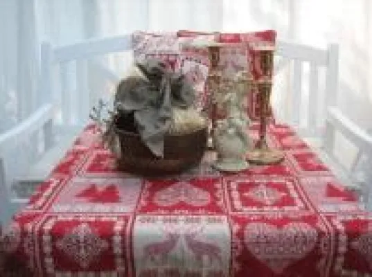 Wie Tischdecken im Landhausstil zu Weihnachten das Wohnzimmer verschönern Bild: Wie Tischdecken im Landhausstil zu Weihnachten das Wohnzimmer verschönern