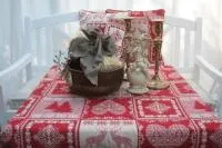 Wie Tischdecken im Landhausstil zu Weihnachten das Wohnzimmer verschönern Bild: Wie Tischdecken im Landhausstil zu Weihnachten das Wohnzimmer verschönern