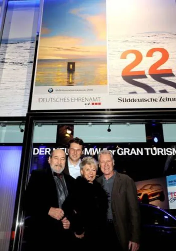 (v.l.n.r.)Ernst Redl, Hans Hachinger, Angelika und Robert Atzorn öffnen das neunte Fenster des BMW Kunstadventskalenders.
