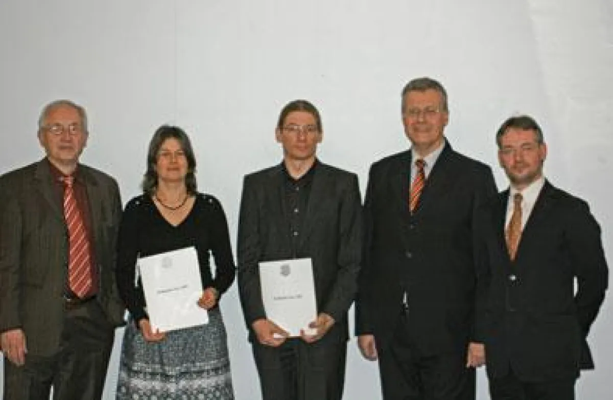 Jurymitglied Rudolf Völler (Regierungspräs. Darmstadt), Preisträger Frau Alexandra Stärk und Herr Volker Sigwarth, Jurymitglied Dr. Wolfgang Schumacher (Hoffmann-La Roche), Oliver Schmidt (GF CONCEPT 