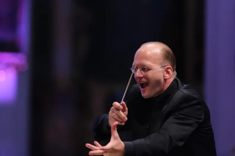 Hansjörg Albrecht mit dem Münchener Bach-Chor & Bach-Orchester in Augsburg Bild: Hansjörg Albrecht mit dem Münchener Bach-Chor & Bach-Orchester in Augsburg