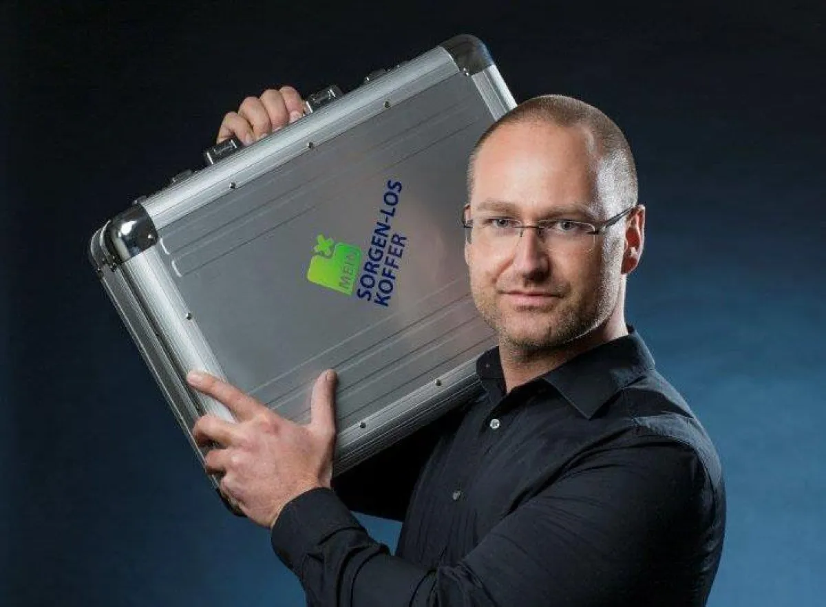 Alexander Bartsch trägt den Sorgen-Los-Koffer