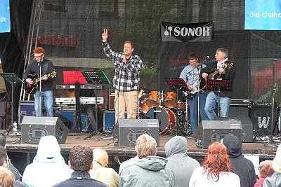 Offenburger Jugendliche überzeugen auf den Musischen Festtagen: "Break point" rockt im Nagolder Regen Bild: Offenburger Jugendliche überzeugen auf den Musischen Festtagen: "Break point" rockt im Nagolder Regen
