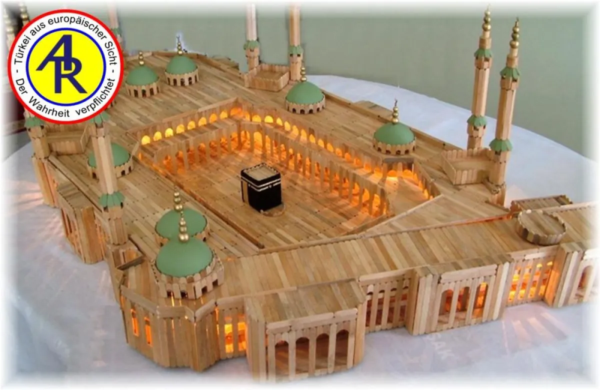 Die ganze Schönheit des  Moschee-Modells zeigt sich dann, wenn die nachträglich installierte Beleuchtung eingeschaltet ist.