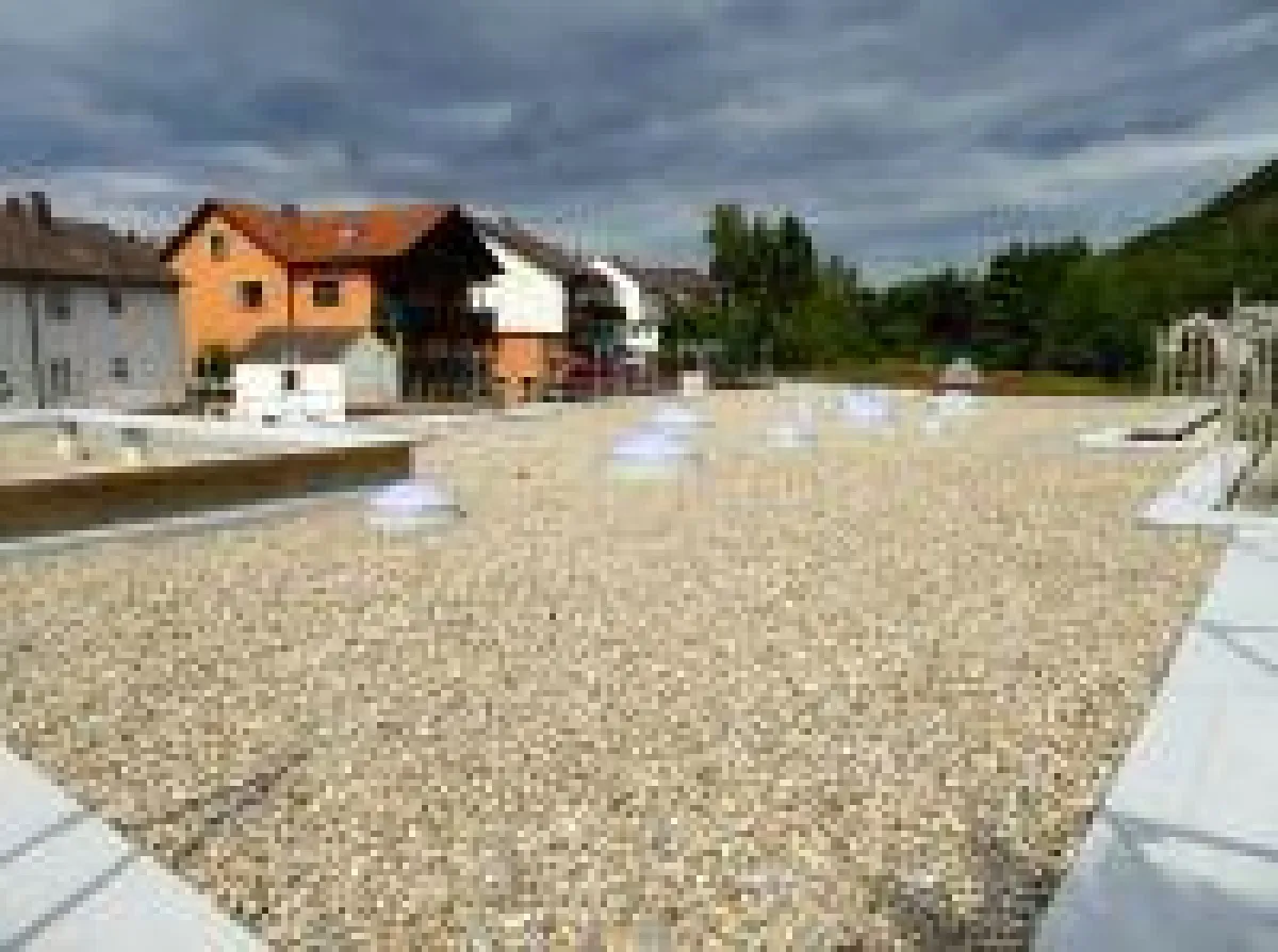 Eine Vielzahl an Flachdächern hat der Dachdeckermeisterbetrieb Weigel-Schrüffer aus Bamberg errichtet oder saniert.