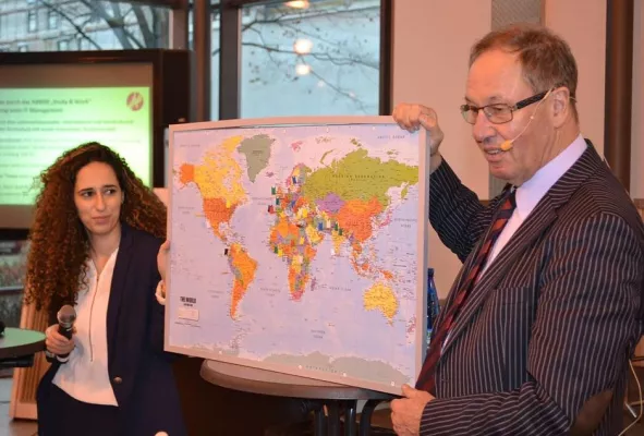 ,Study&Work' Studium für Flüchtlinge: Integrationspatenschaften von Unternehmen, Stiftungen u. Privatpersonen Bild: ,Study&Work' Studium für Flüchtlinge: Integrationspatenschaften von Unternehmen, Stiftungen u. Privatpersonen