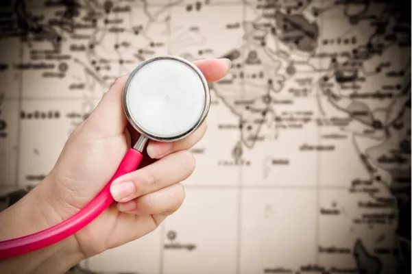 Bild: Studie: Krankenkassen könnten 18 Milliarden sparen durch Behandlungen im Ausland