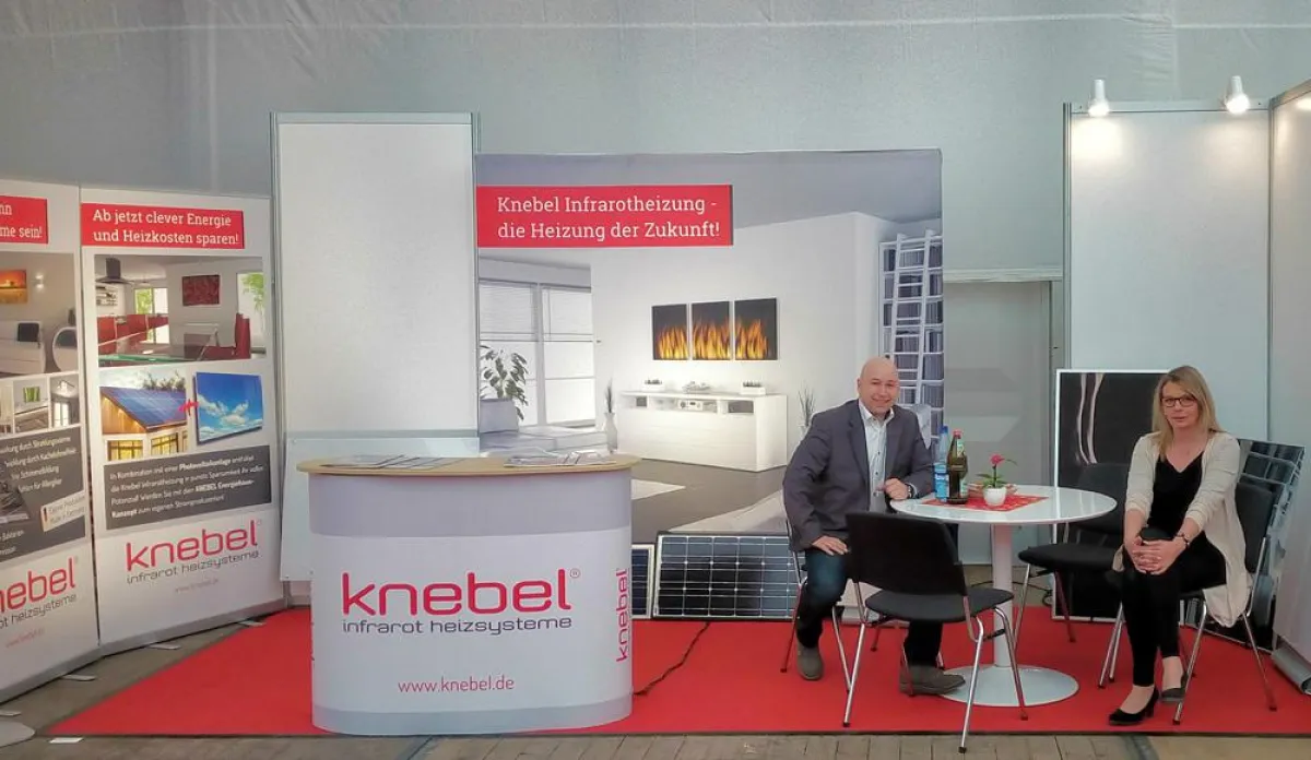 Geschäftsführer Atanas Kostadinov mit einer Kollegin auf dem Messestand der Firma Knebel