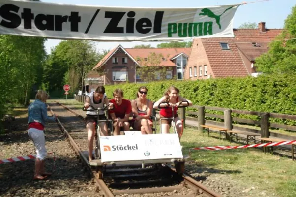 Bild: Deutsche Draisinen-Meisterschaft vom 1. bis 4. Mai 2014 im Hasetal: Strampeln und Hebeln bis die Gleise glühen