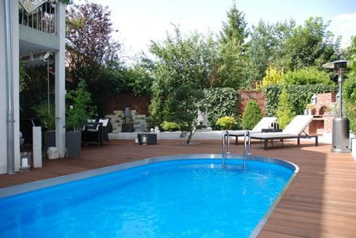 Hier lässt es sich entspannen - ein Pool im Garten sorgt für Urlaubsfeeling