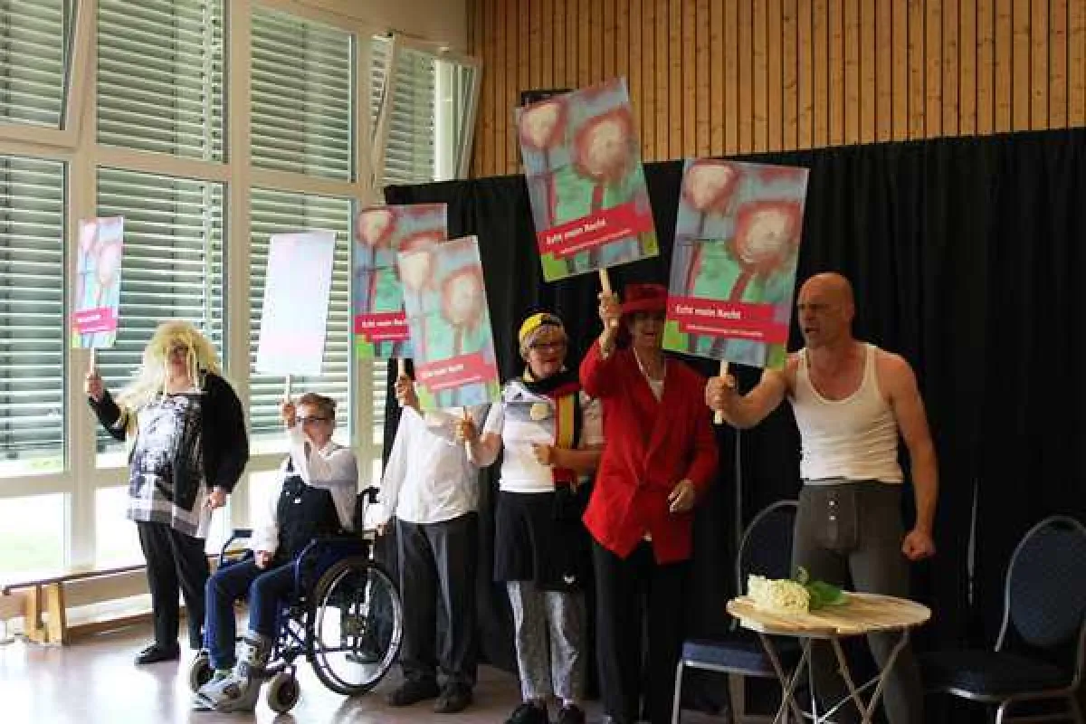 Die Theatergruppe ?Die Außergewöhnlichen? eröffnen die Ausstellung ?Echt mein Recht?.