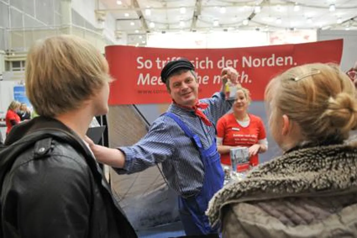 Aussteller mit offenen Armen und kreativen Ideen für Veranstaltungsplaner