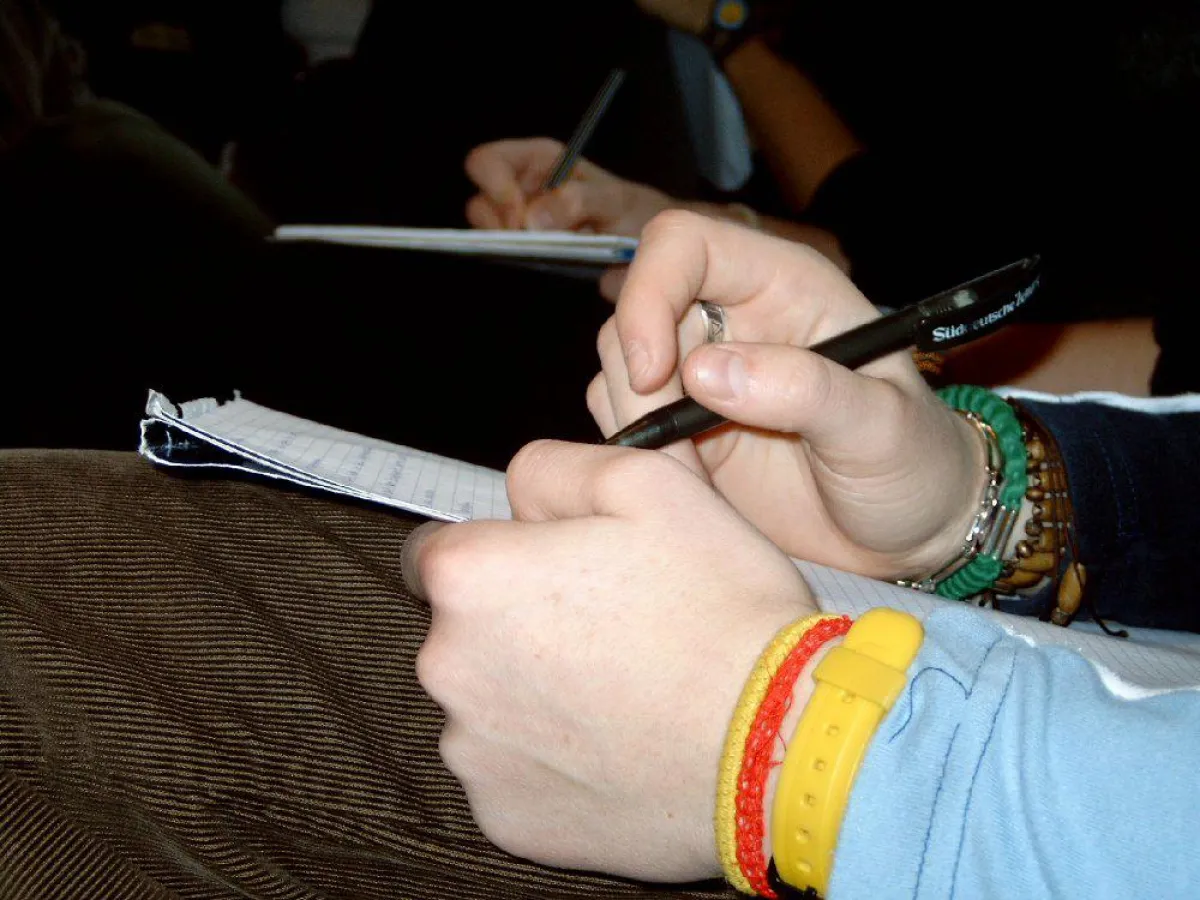 Honorarfrei im Zusammenhang mit Berichterstattung über Medien selber machen. Beleg erbeten