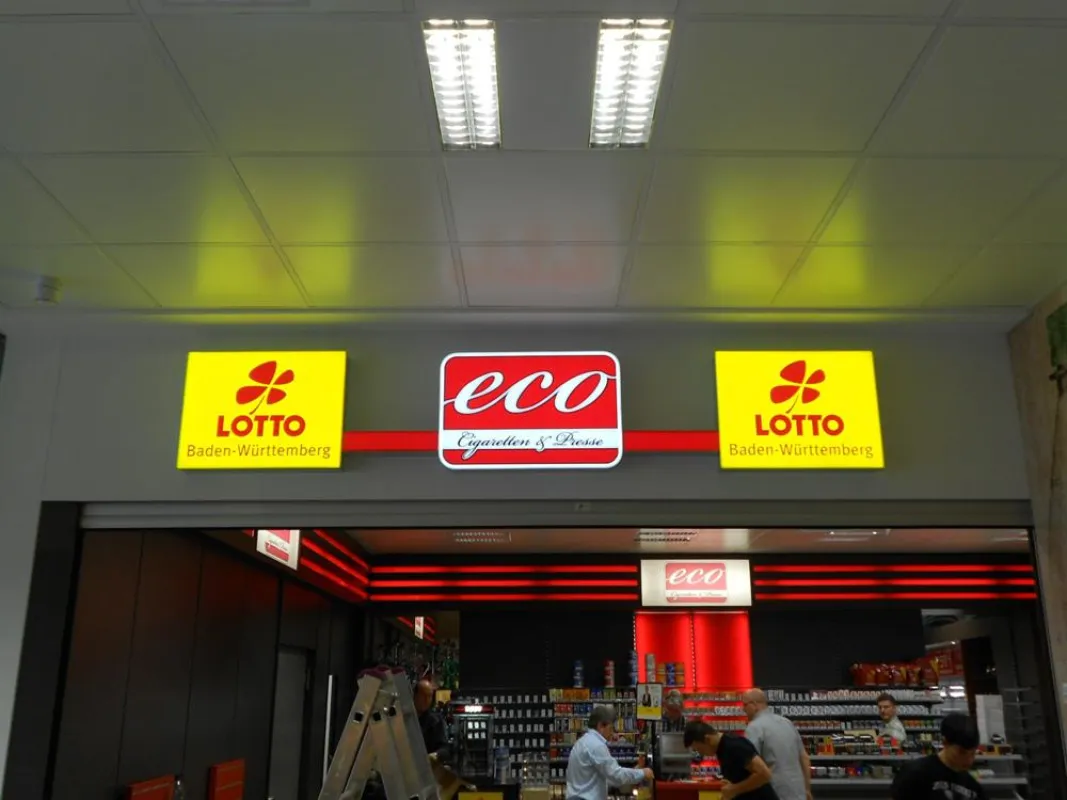 Montage einer Tabak-Lotto-Werbung