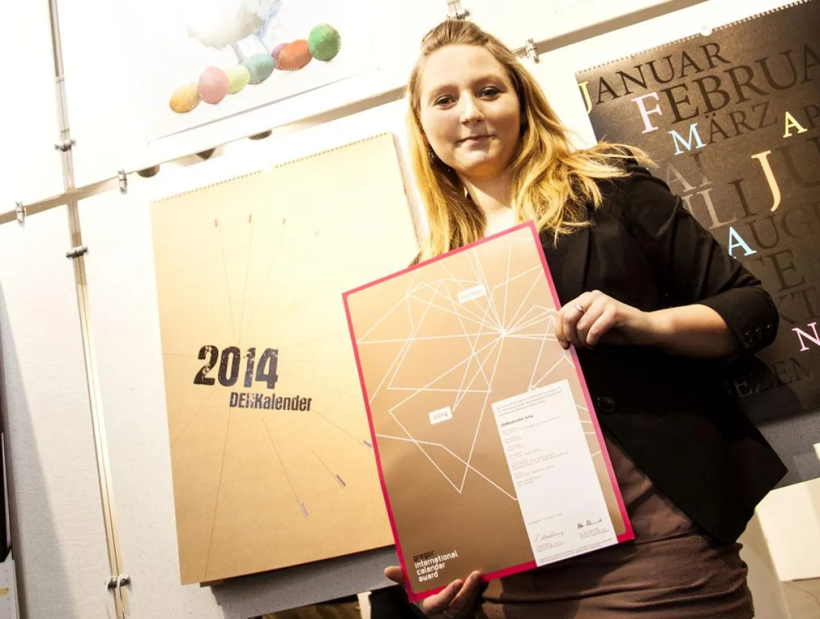 Junior Art Direktorin Maria Förster mit dem prämierten DENKalender 2014.