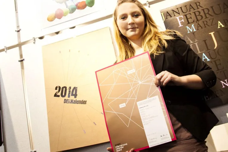 Bild: Nachwuchsdesignerin holt Kalenderpreis für Werbeagentur Riegg & Partner