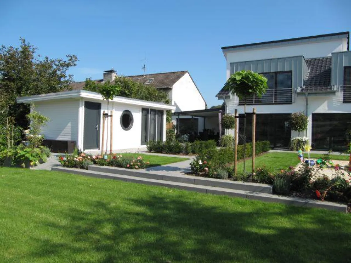 Die Gartenhäuser von Blockhaus Westerhoff ergänzen stilistisch perfekt die heutigen Wohnhäuser.