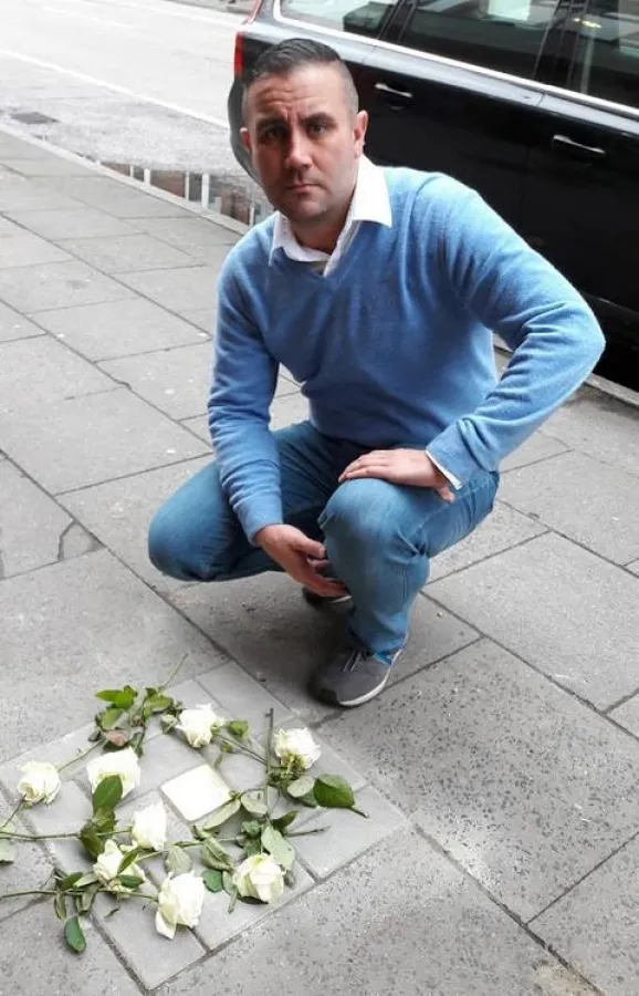 Jan Zobel am Stolperstein für Esther Neukorn