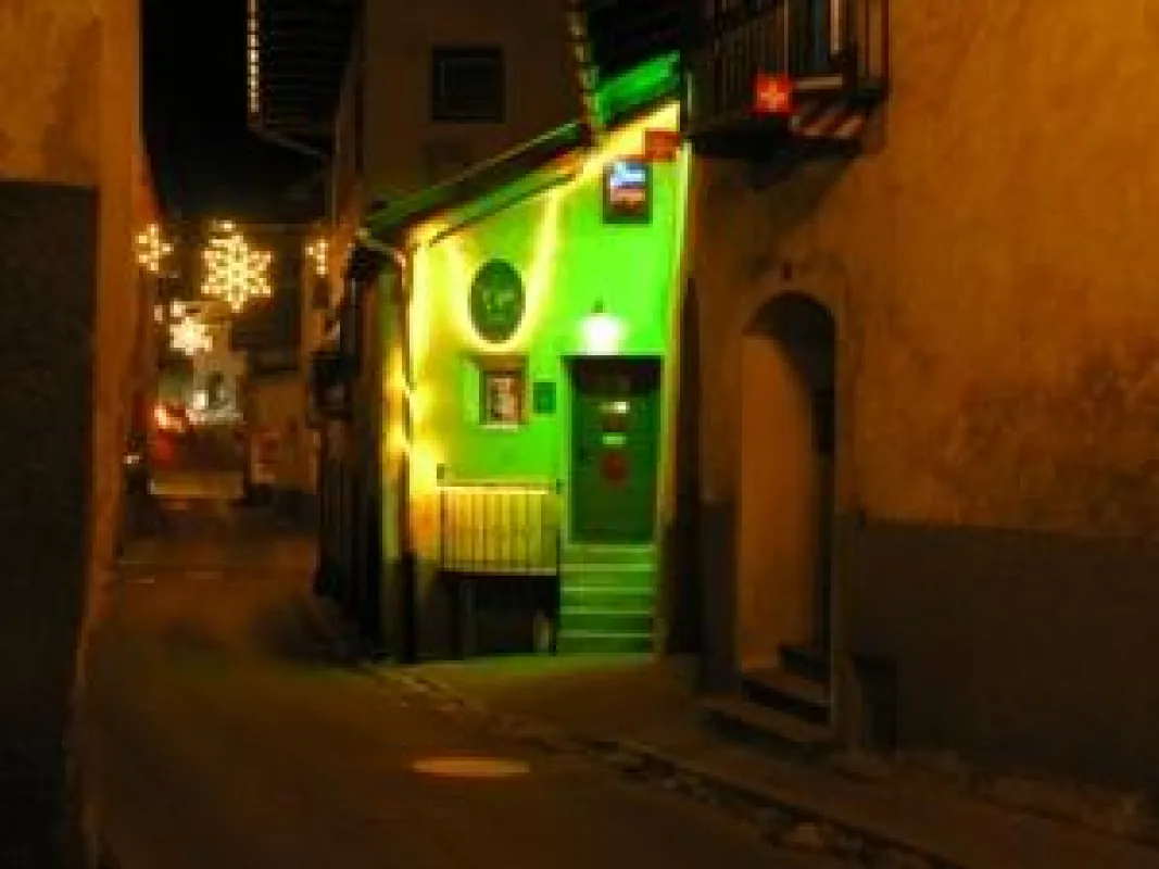 Die kleinste Whisky Bar der Welt bei Nacht