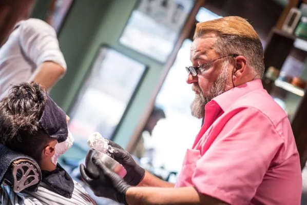 Bild: BERND HEIER bereitet sich auf die Meisterschaft der Friseure vor