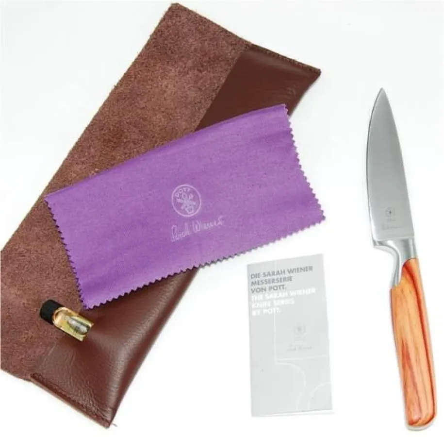 Ein Sarah Wiener Messer mit Lederetui, Pflegeöl und Pflegetuch