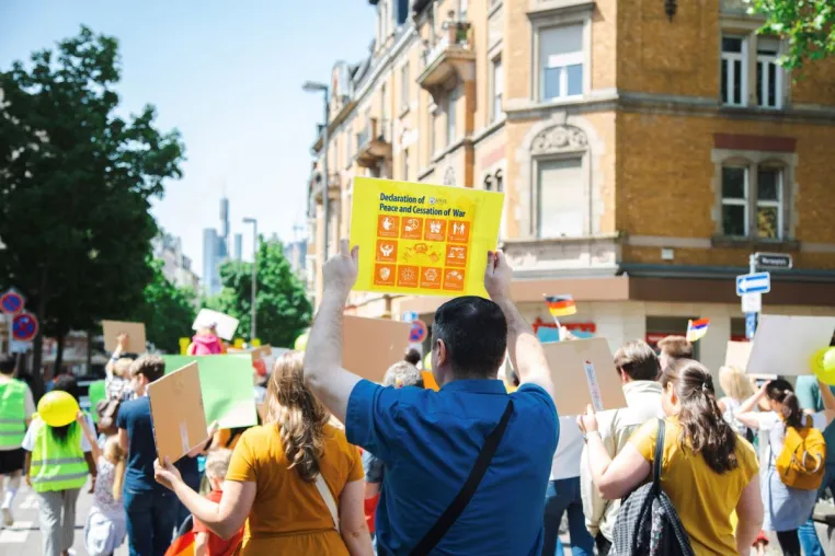 Mehr als 300 Besuchende nehmen an der Art for Peace Veranstaltung in Frankfurt teil Bild: Mehr als 300 Besuchende nehmen an der Art for Peace Veranstaltung in Frankfurt teil