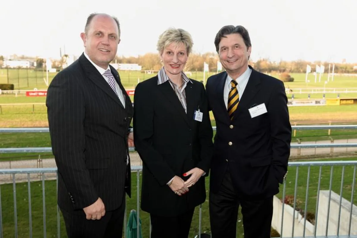 Helmut Loerts-Sabin (Präsident Marketing-Club Weser-Ems) Petra Bromund (Präsidentin Marketing-Club Bremen), Prof.Dr. Hans-Willi Schroiff (Henkel). Hintergrund: Die Bremer Galopprennbahn.