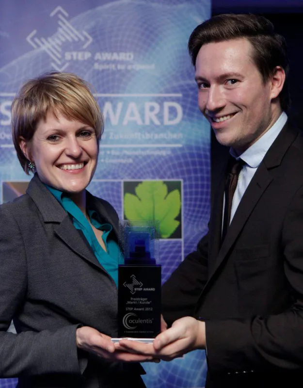 Oculentis? Produktmanagerin Katharina Dumke und Marketingleiter Enrico Plessow mit STEP Award 2012