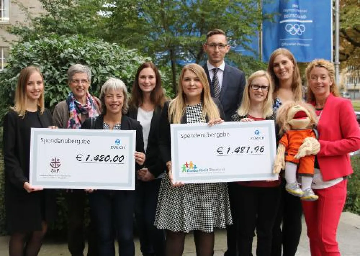 Stellvertretend für die Organisatoren des Kuchenverkaufs übergeben Tatiana Dedich, CEO Office der Zu